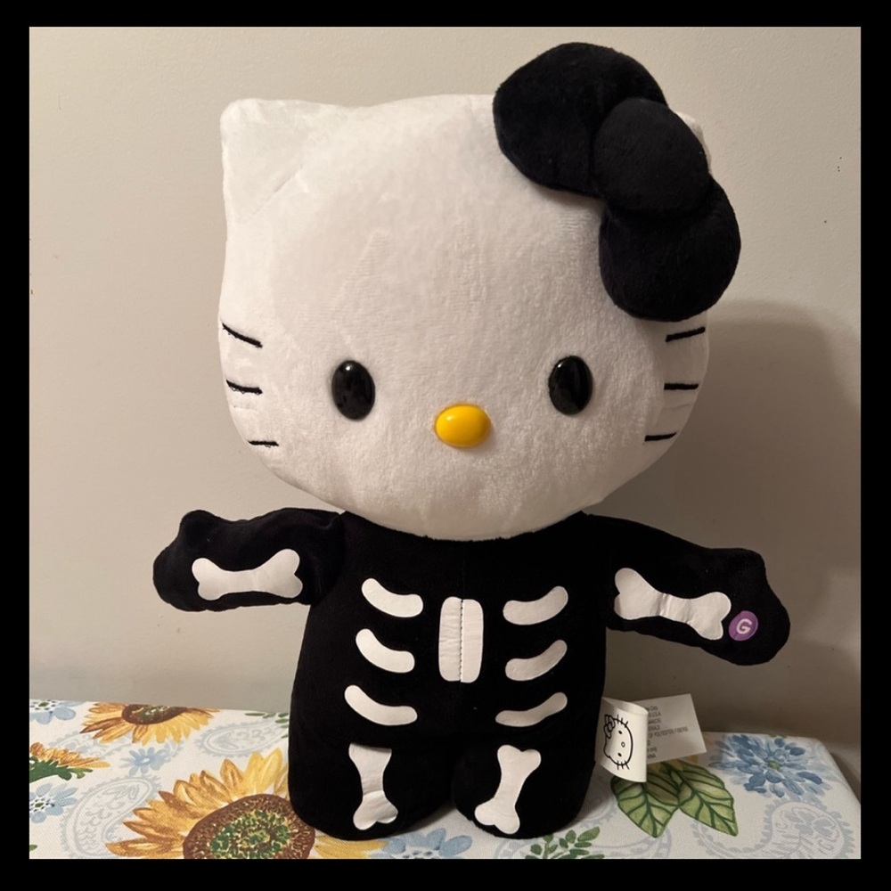 Hello kitty skeleton & mummy door greeter